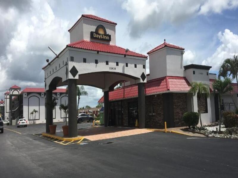 Days Inn By Wyndham Fort Myers Exterior photo