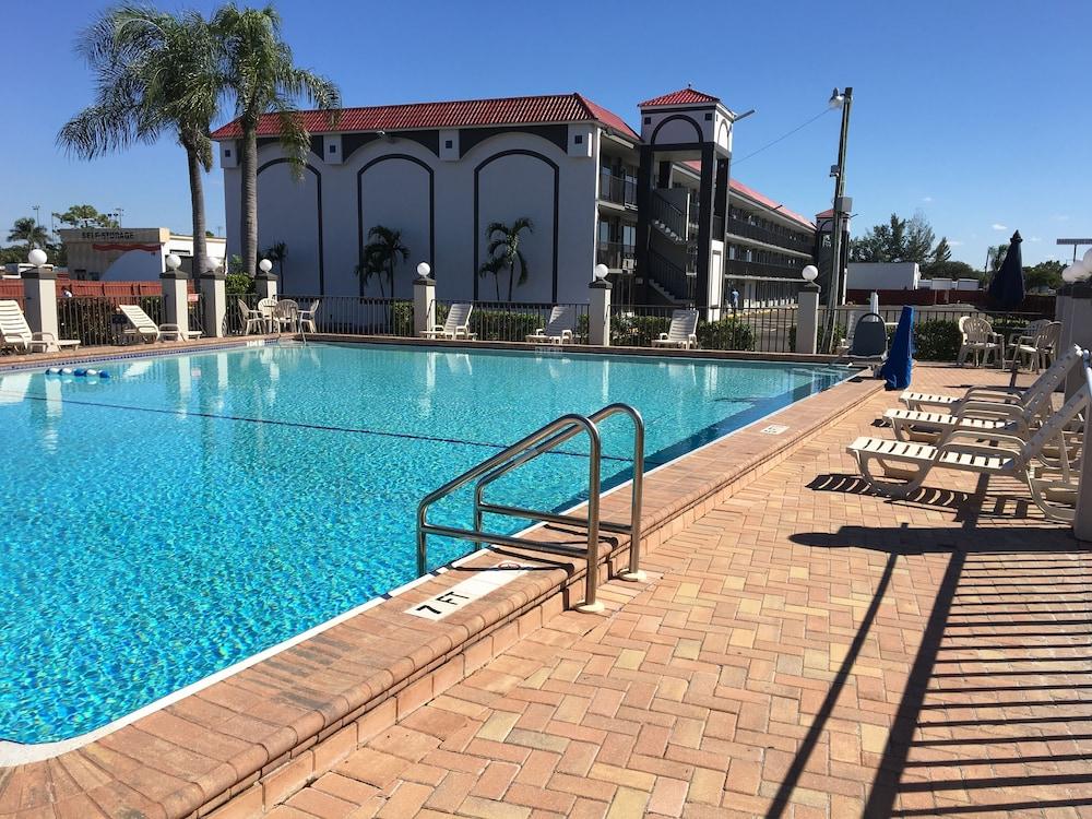 Days Inn By Wyndham Fort Myers Exterior photo