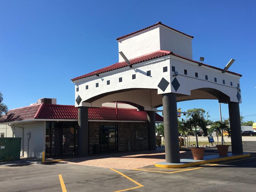 Days Inn By Wyndham Fort Myers Exterior photo