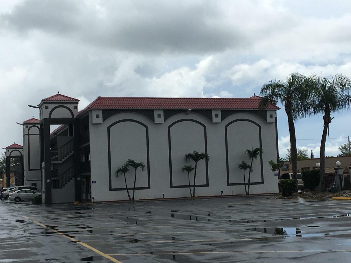 Days Inn By Wyndham Fort Myers Exterior photo