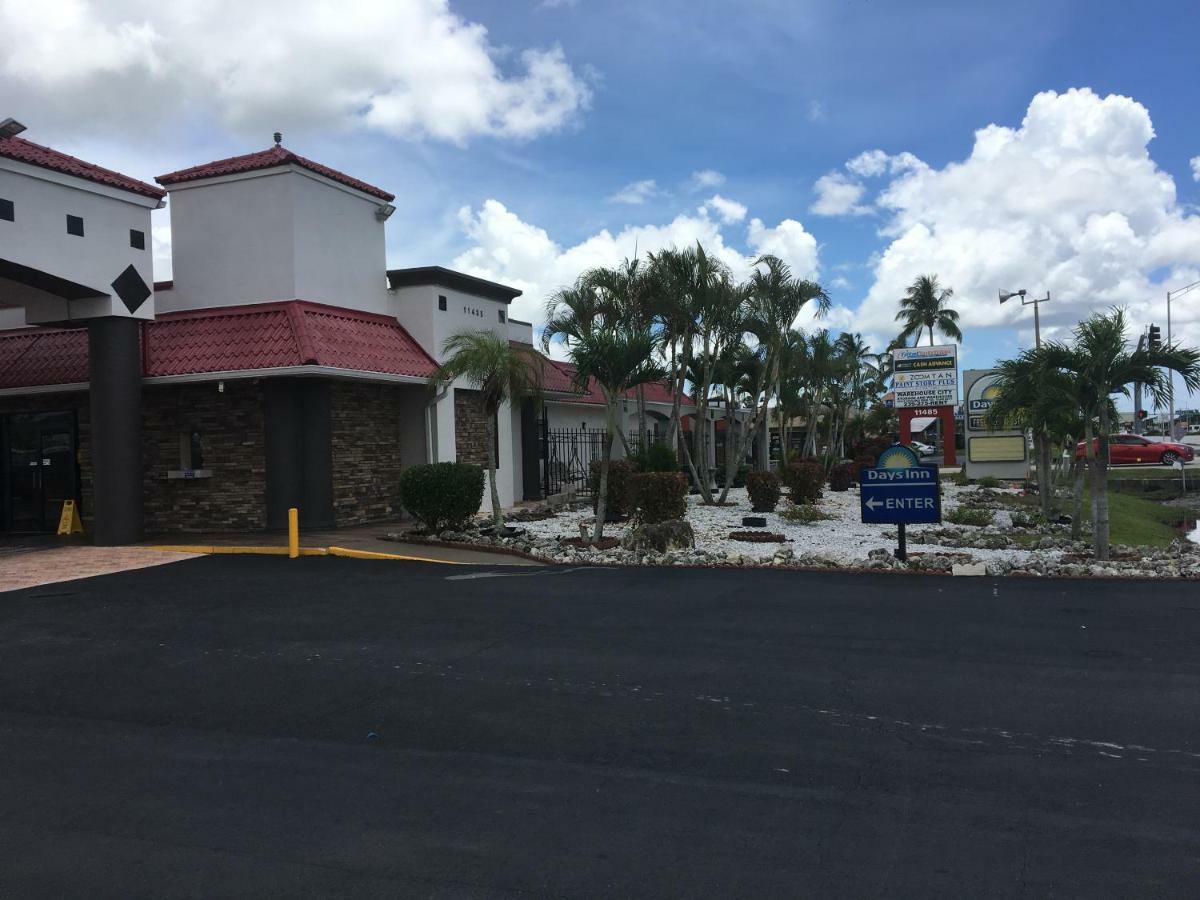 Days Inn By Wyndham Fort Myers Exterior photo