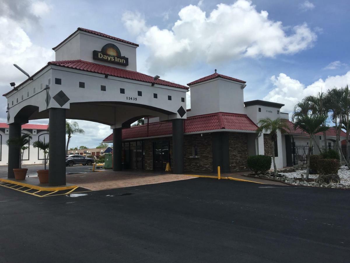 Days Inn By Wyndham Fort Myers Exterior photo